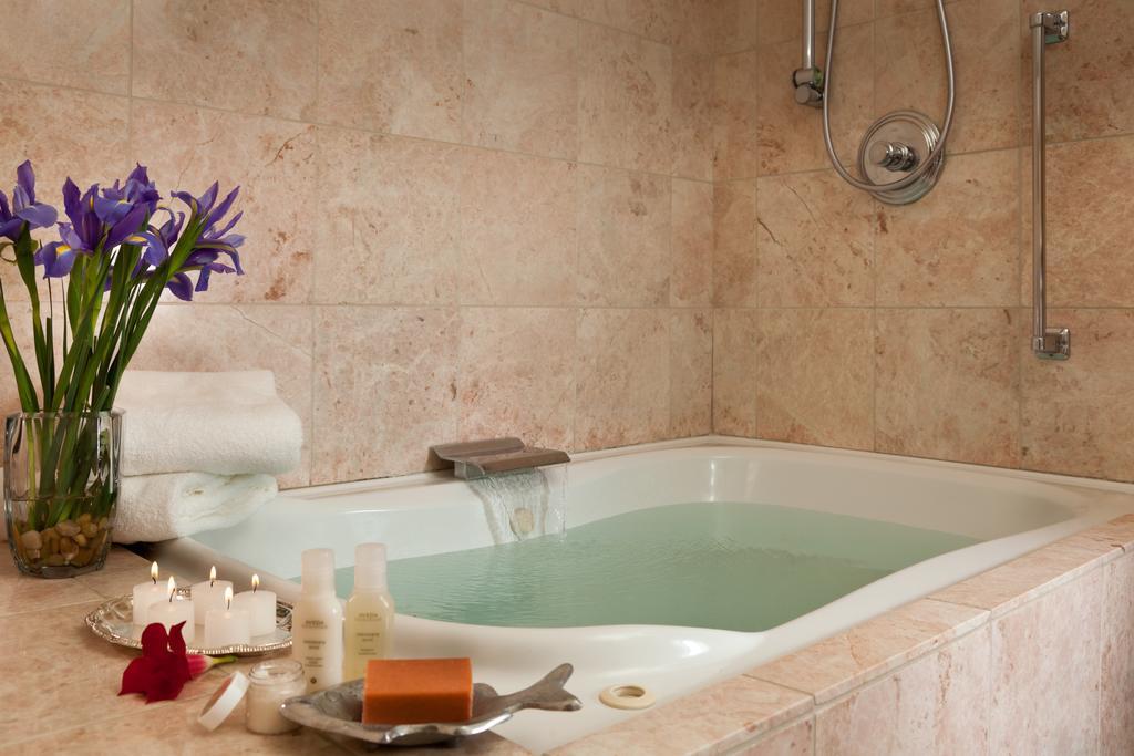 Chambre Lit Queen-Size avec Baignoire Spa - 1er Étage